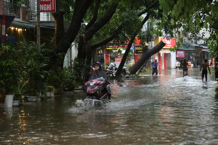 Ha Dong: nhieu tuyen duong ngap sau, giao thong te liet - Hinh anh 3